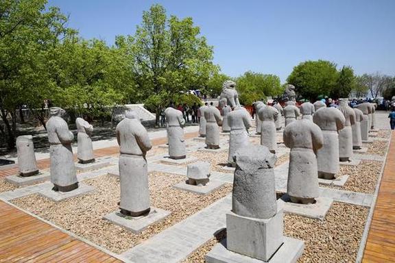 澳门今晚开什么号和东汉石人像立在路边与东汉石雕人像